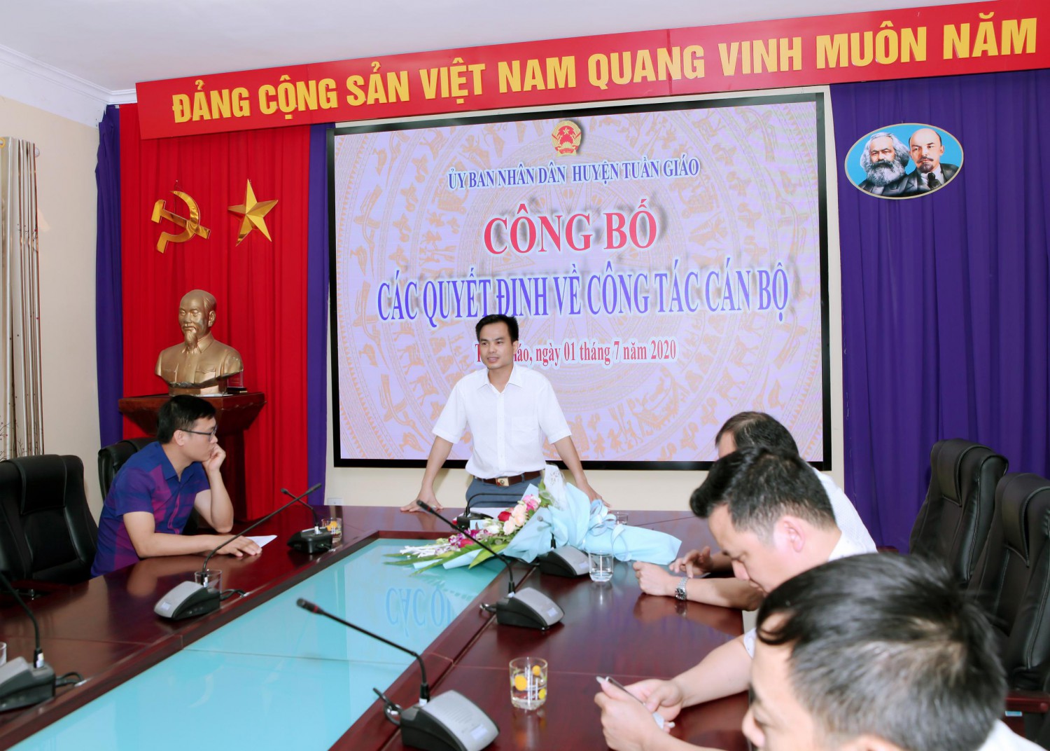 Đ/c Nguyễn Văn Bách - Tân Phó Chánh Văn phòng HĐND - UBND huyện Tuần Giáo phát biểu nhận nhiệm vụ