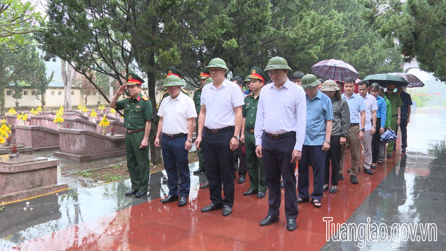 Viếng nghĩa trang nhân dịp kỷ niệm 70 năm chiến thắng Điện Biên Phủ