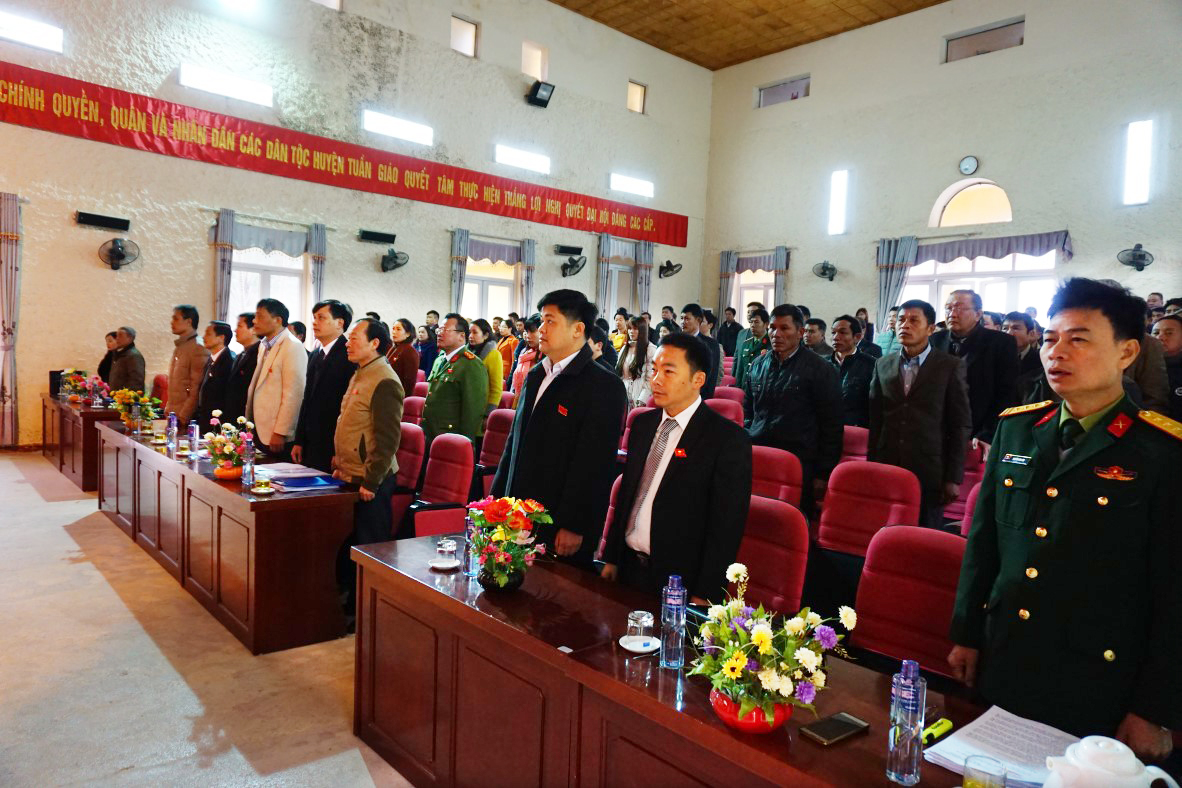 (Đại biểu HĐND huyện làm lễ chào cờ trước kỳ họp thứ 6, HĐND huyện khóa XX, ngày 19/12/2017)