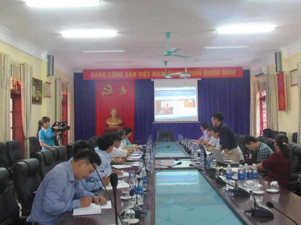 Các thành viên ban Biên tập Cổng thông tin điện tử huyện Tuần Giáo tham gia ý kiến vào dự thảo Quy chế hoạt động của cổng thông tin điện tử huyện Tuần Giáo
