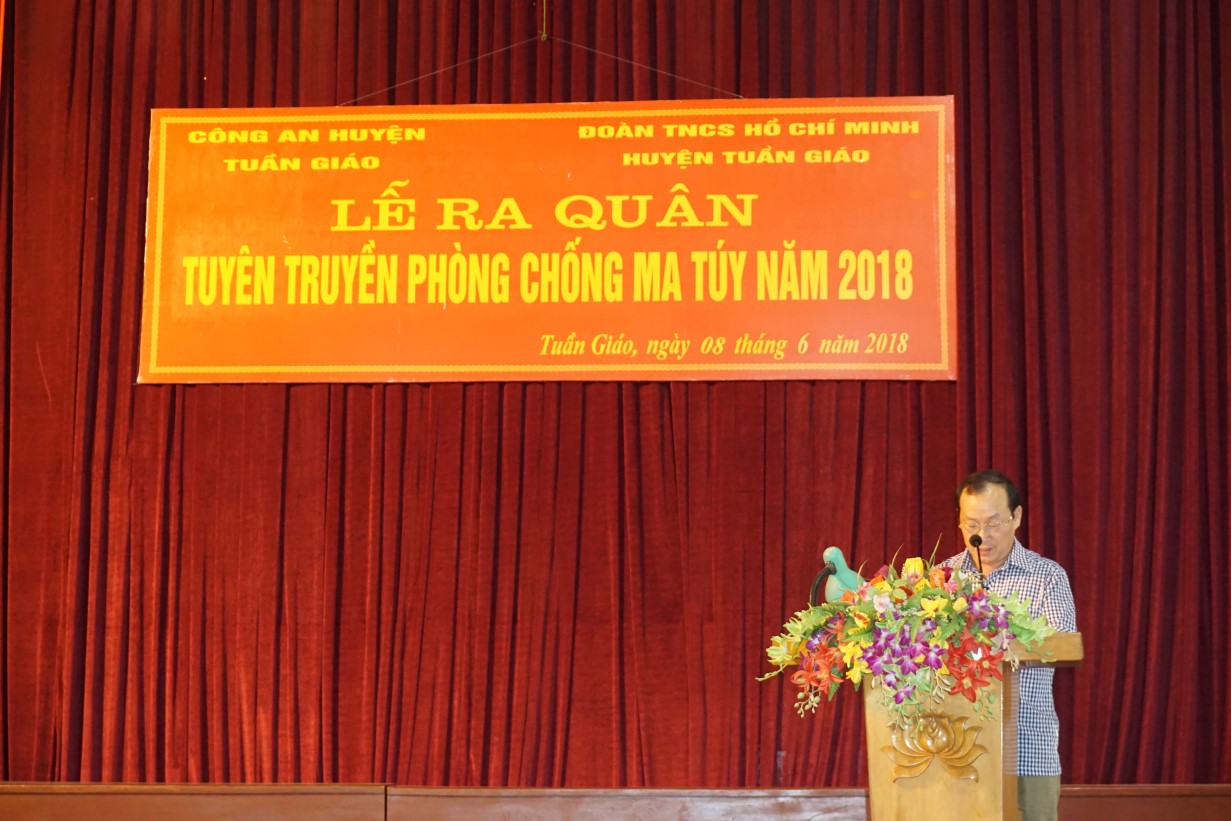 Đồng chí Mùa Va Hồ, Phó Chủ tịch UBND huyện phát biểu tại lễ ra quân
