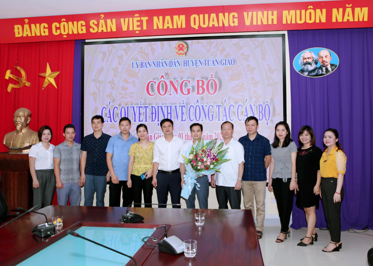 Đ/c Nguyễn Văn Bách chụp ảnh lưu niệm cùng cán bộ, công chức Văn phòng HĐND-UBND huyện