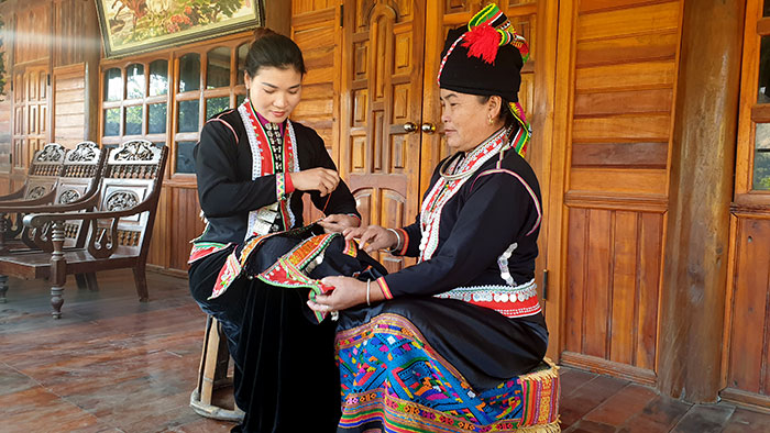 Phụ nữ dân tộc Khơ Mú, bản Hua Ca (xã Quài Tở) thêu trang phục truyền thống.