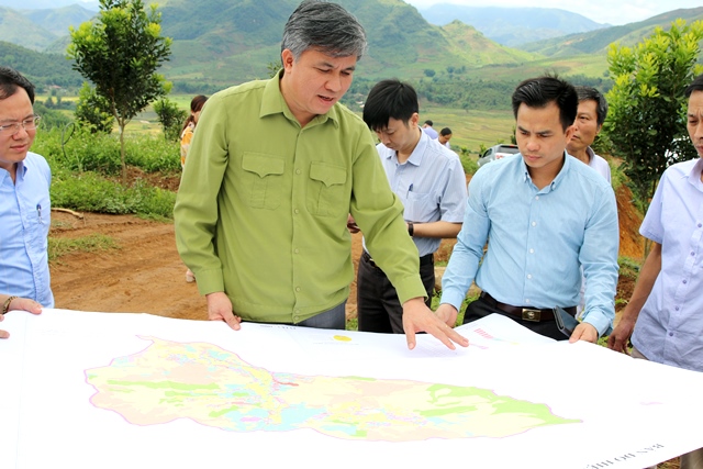 Đồng chí Lò Văn Tiến, Phó Chủ tịch UBND tỉnh cùng Đoàn công tác kiểm tra thực địa việc kiểm kê đất đai tại huyện Tuần Giáo.