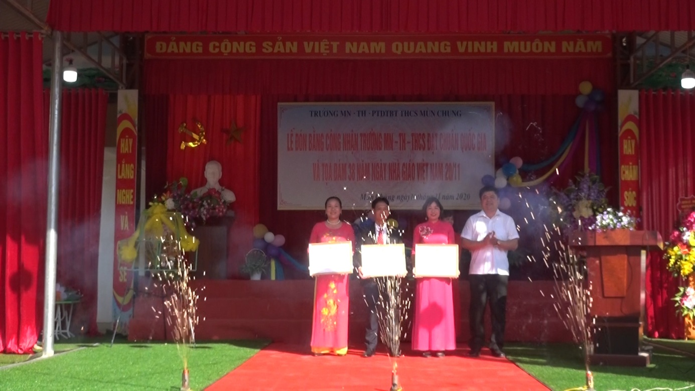 Cụm 3 trường xã Mùn Chung đón nhận bằng công nhận đạt chuẩn Quốc Gia
