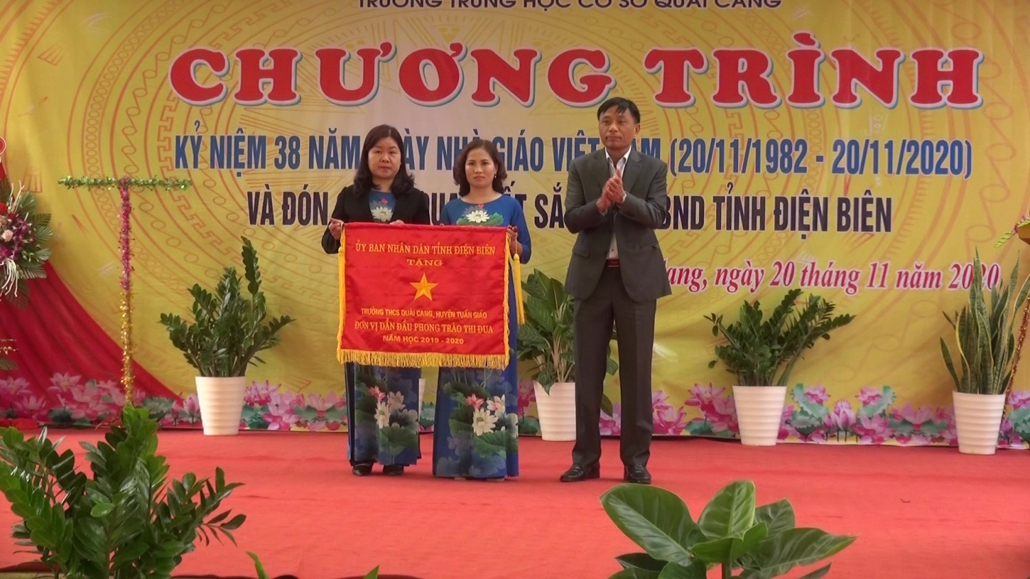  Đồng chí Vũ Văn Đức - Chủ tịch UBND huyện trao cờ thi đua xuất sắc của UBND tỉnh cho trường THCS Quài Cang