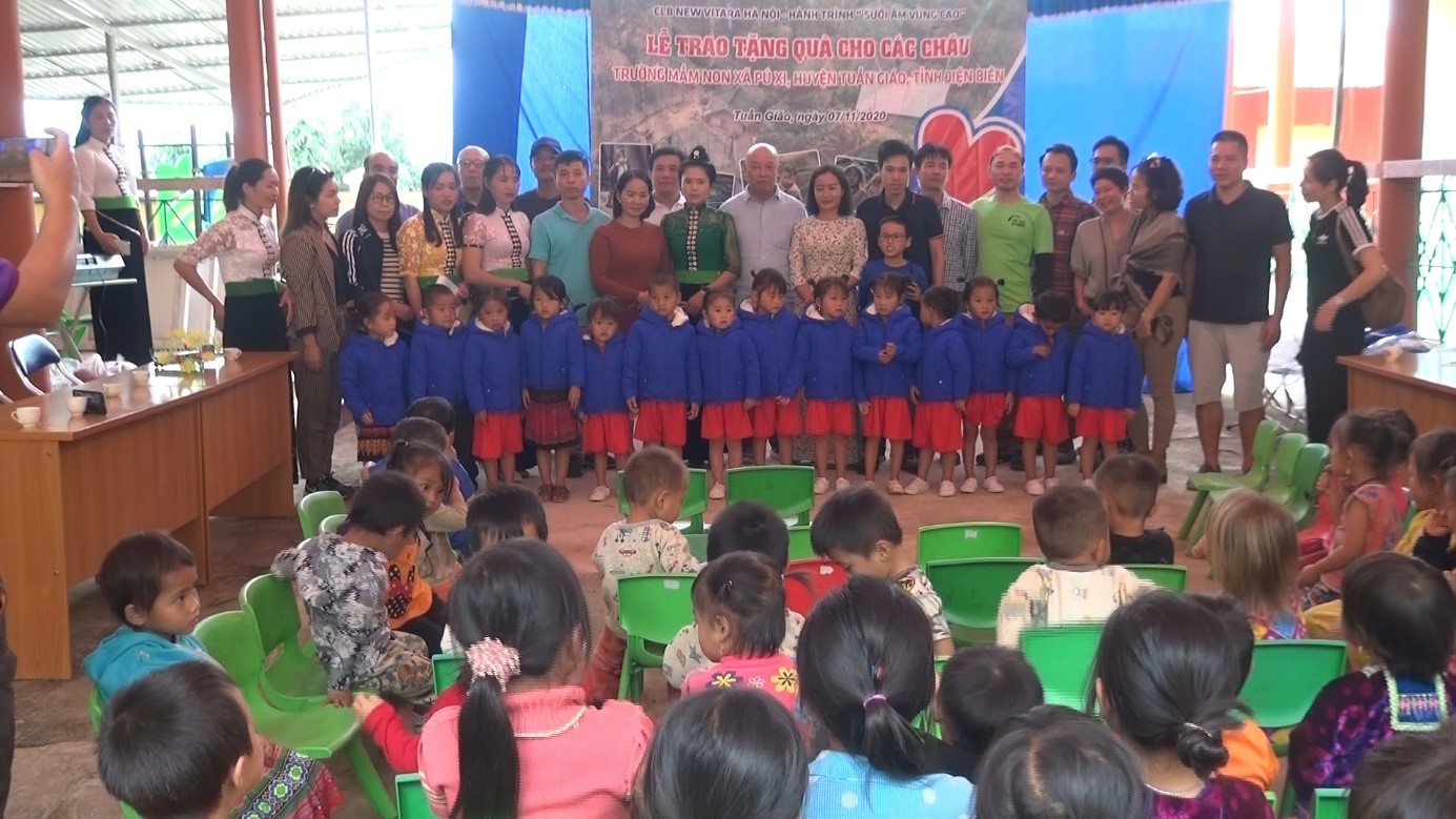 Đoàn Thiện nguyện CLB New VITARA Hà Nội chụp ảnh lưu niệm với cô và trò trường Mầm non Pú Xi