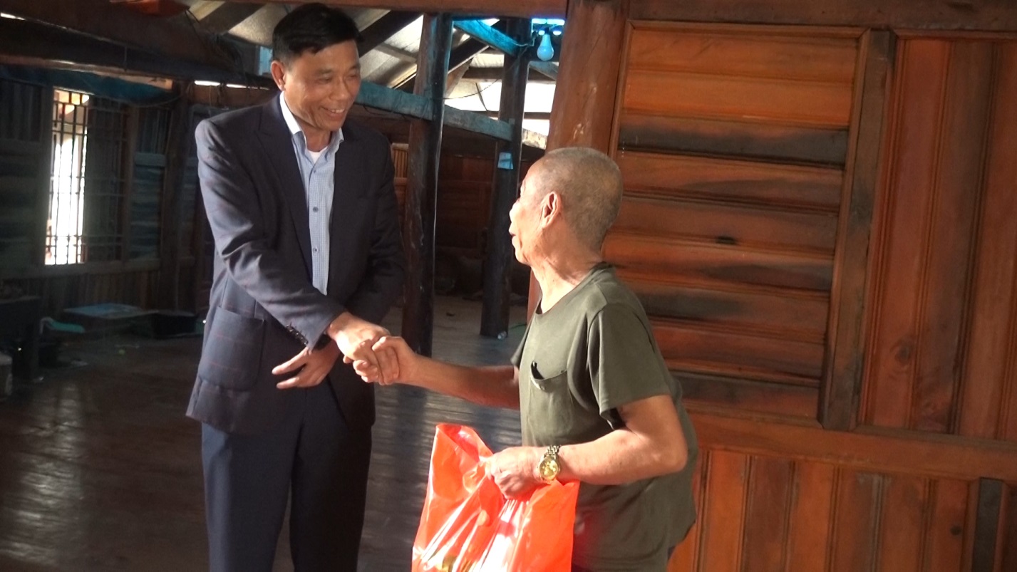 Đồng chí Vũ Văn Đức - Chủ tịch UBND huyện thăm tặng quà tại xã Quài Cang