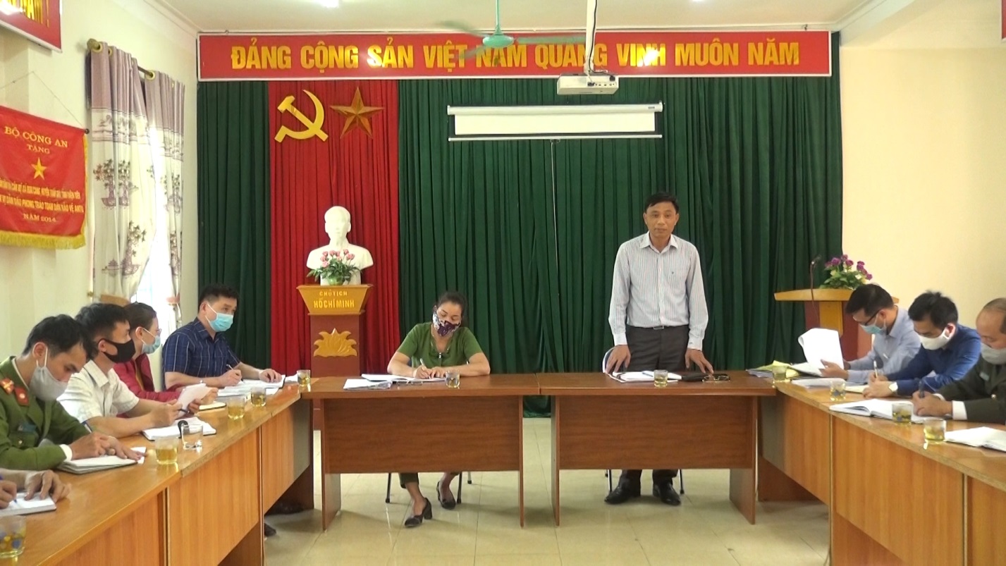 Đồng chí Vũ Văn Đức, Chủ tịch UBND huyện kiểm tra công tác phòng chống dịch Covid 19 và chuẩn bị bầu cử ở xã Quài Cang