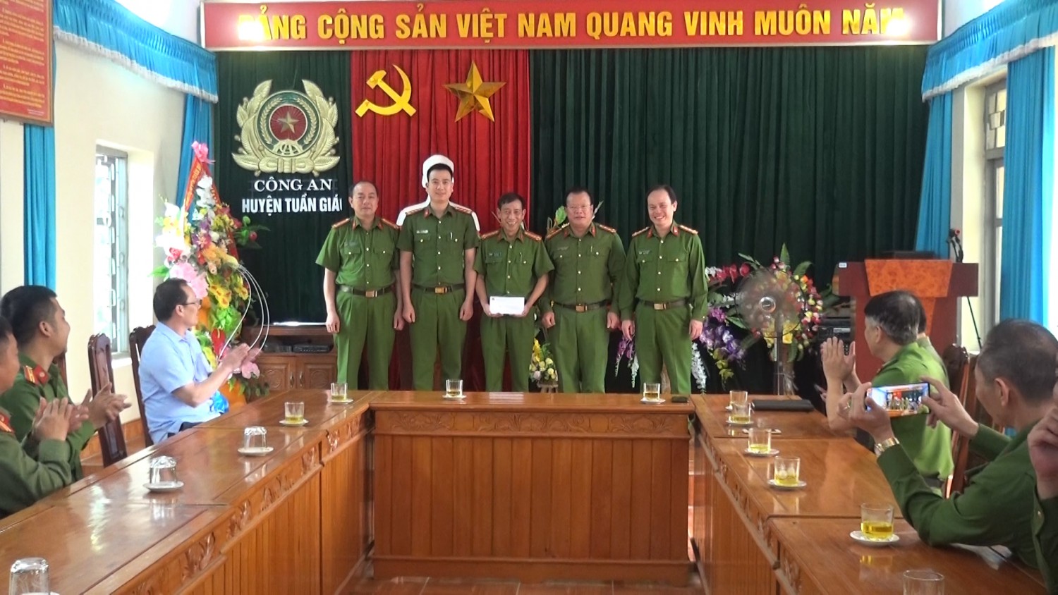 Công an tỉnh Điện Biên thưởng nóng đơn vị thu nhận 800 hồ sơ căn cước công dân một ngày