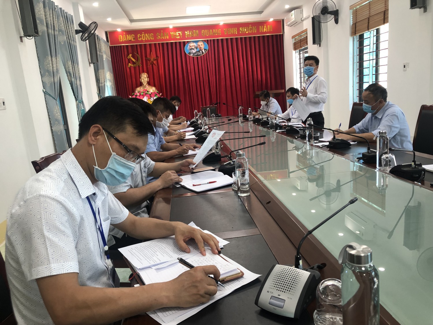Đồng chí Nguyễn Sỹ Quân kiểm tra công tác bầu cử tại huyện Tuần Giáo