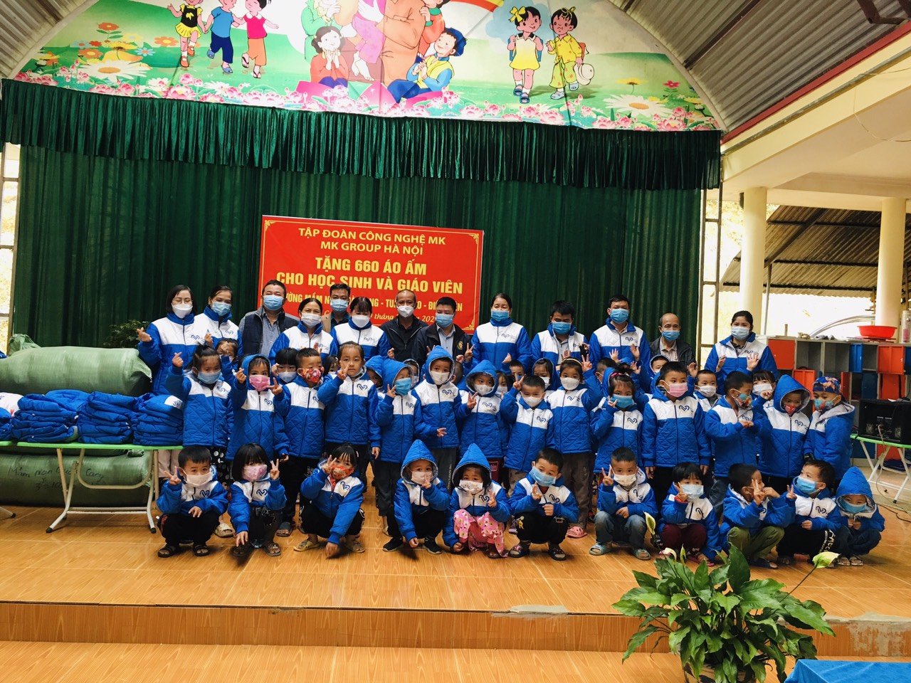 Tập đoàn công nghệ MK - MK GROUP Hà Nội tặng áo ấm cho học sinh trường mầm non Quài Cang