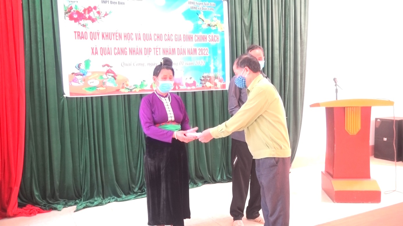 Hội CCB huyện Tuần Giáo thăm hỏi, tặng quà gia đình hội viên nhân dịp tết nguyên đán