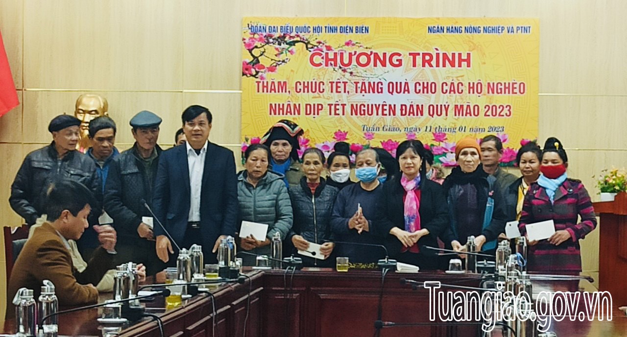 Đoàn đại biểu Quốc hội tỉnh Điện Biên trao 200 quà tết cho hộ nghèo trên địa bàn huyện Tuần Giáo