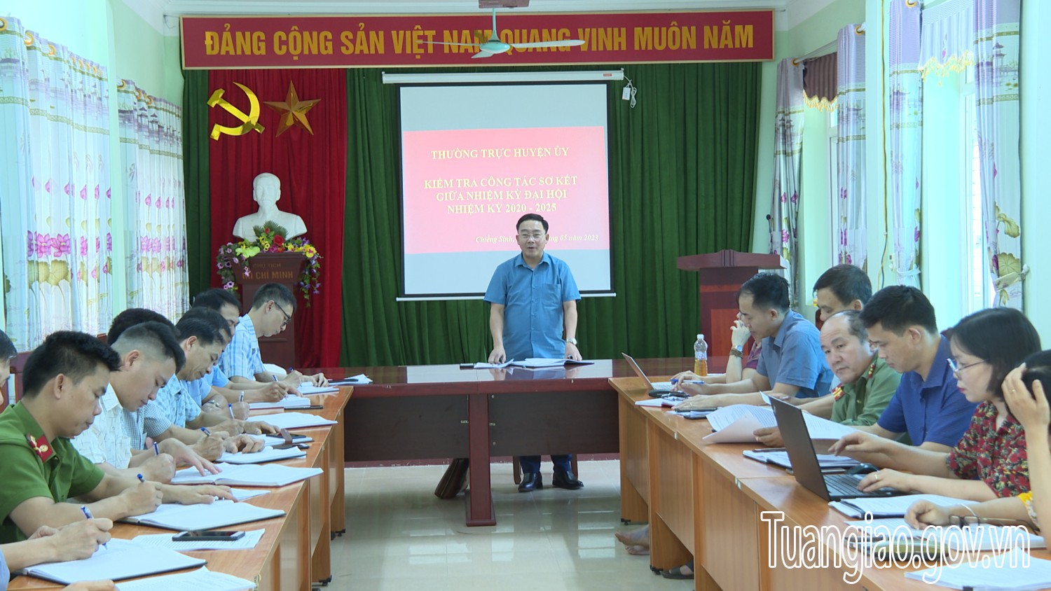 Thường trực Huyện ủy kiểm tra công tác tổ chức sơ kết giữa nhiệm kỳ đại hội lần thứ XXIII, nhiệm kỳ 2020 – 2025 tại xã Chiềng Sinh