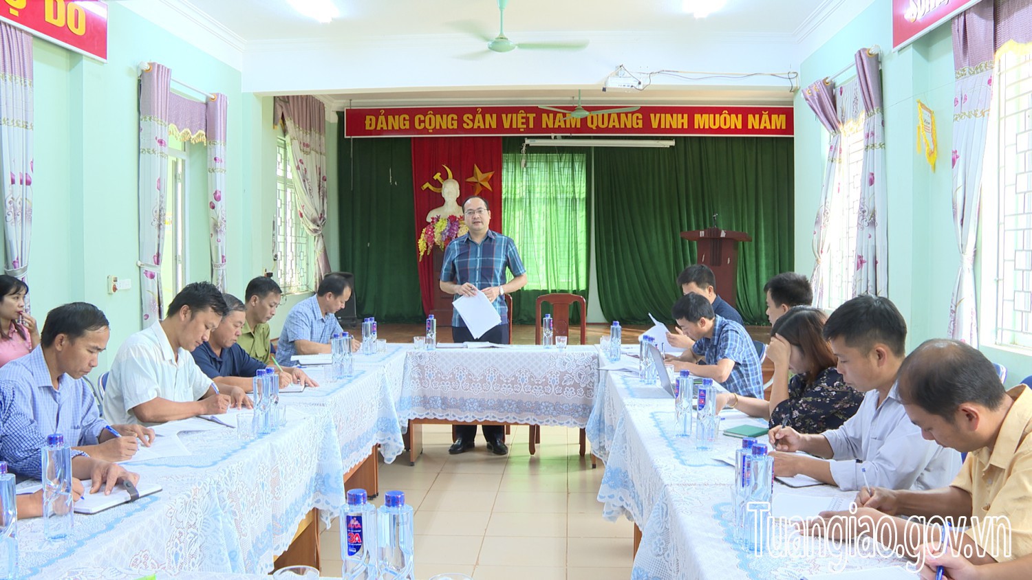 Đồng chí Lê Xuân Cảnh Chủ tịch UBND huyện Tuần Giáo làm việc với xã Phình Sáng về tiến độ triển khai trồng cây mắc ca