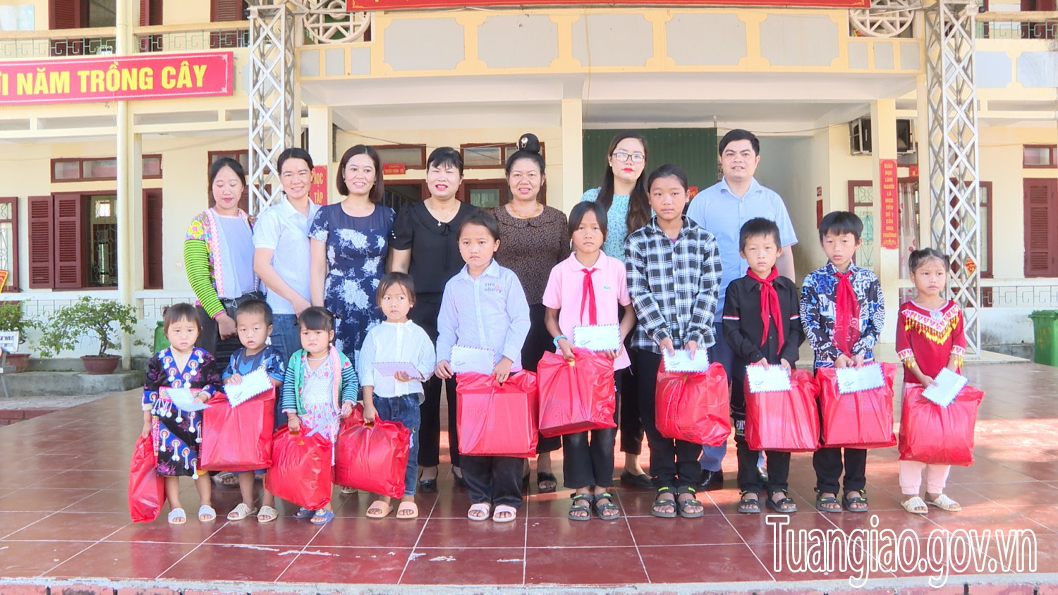 UBMTTQ Việt Nam huyện tặng quà Trung thu cho học sinh nghèo tại xã Pú Nhung