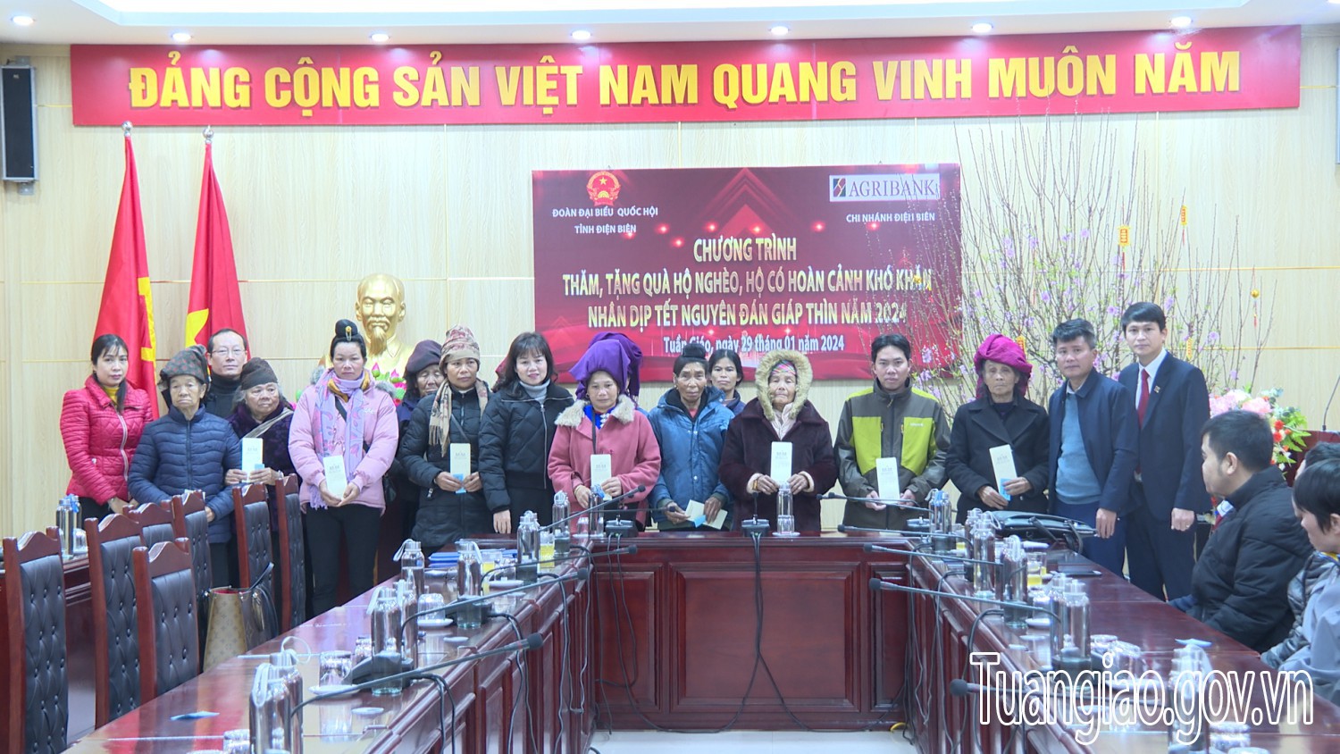 Đoàn ĐB QH tỉnh Điện Biên thăm, tặng quà hộ nghèo có hoàn cảnh khó khăn tại huyện Tuần Giáo nhân dịp Tết Nguyên Đán Giáp Thìn