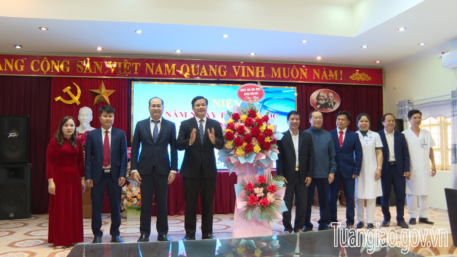Lãnh đạo huyện thăm, chúc mừng ngành y tế nhân ngày Thầy thuốc Việt Nam