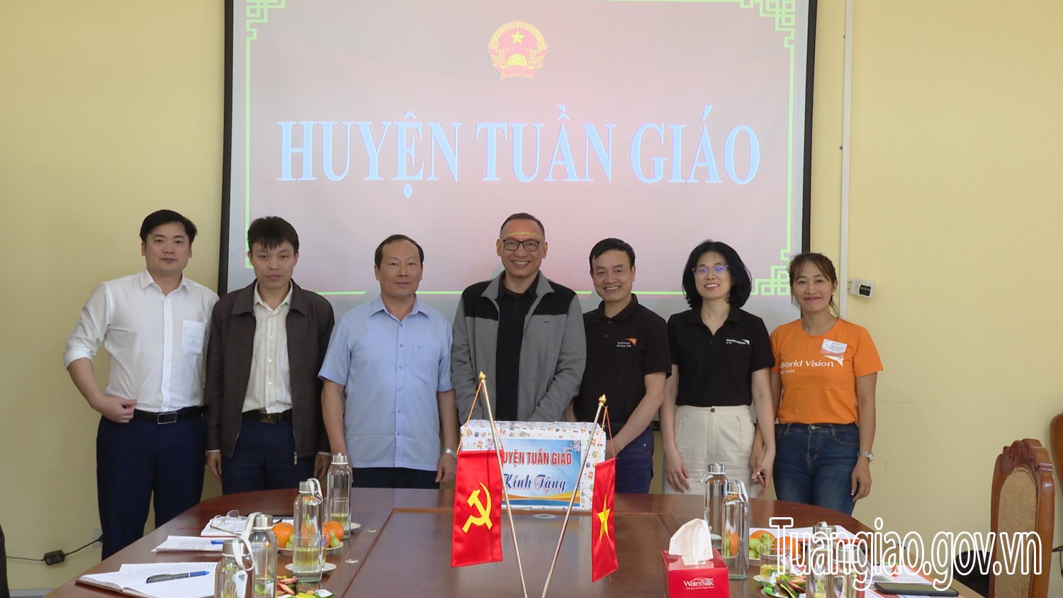 Đoàn công tác Tổ chức Tầm nhìn Thế giới Quốc tế tại Việt Nam chào xã giao lãnh đạo UBND huyện Tuần Giáo