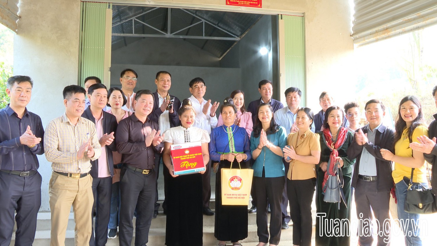 Đoàn công tác của của Ủy ban MTTQ Việt Nam Thành Phố Hà Nội khánh thành nhà đại đoàn kết và trao hỗ trợ sinh kế cho hộ nghèo, hộ có hoàn cảnh khó khăn tại huyện Tuần Giáo