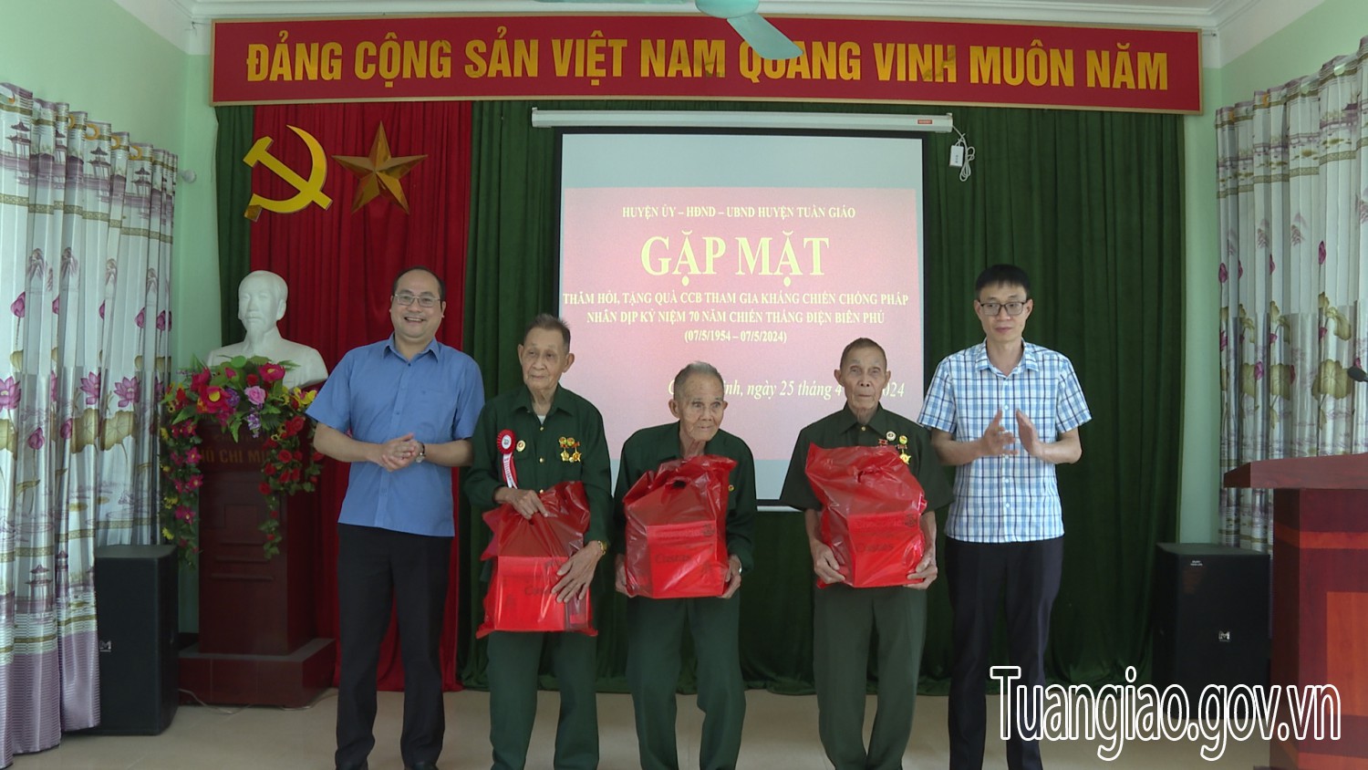 Lãnh đạo huyện Thăm hỏi, tặng quà Cựu chiến binh tham gia kháng chiến chống pháp.