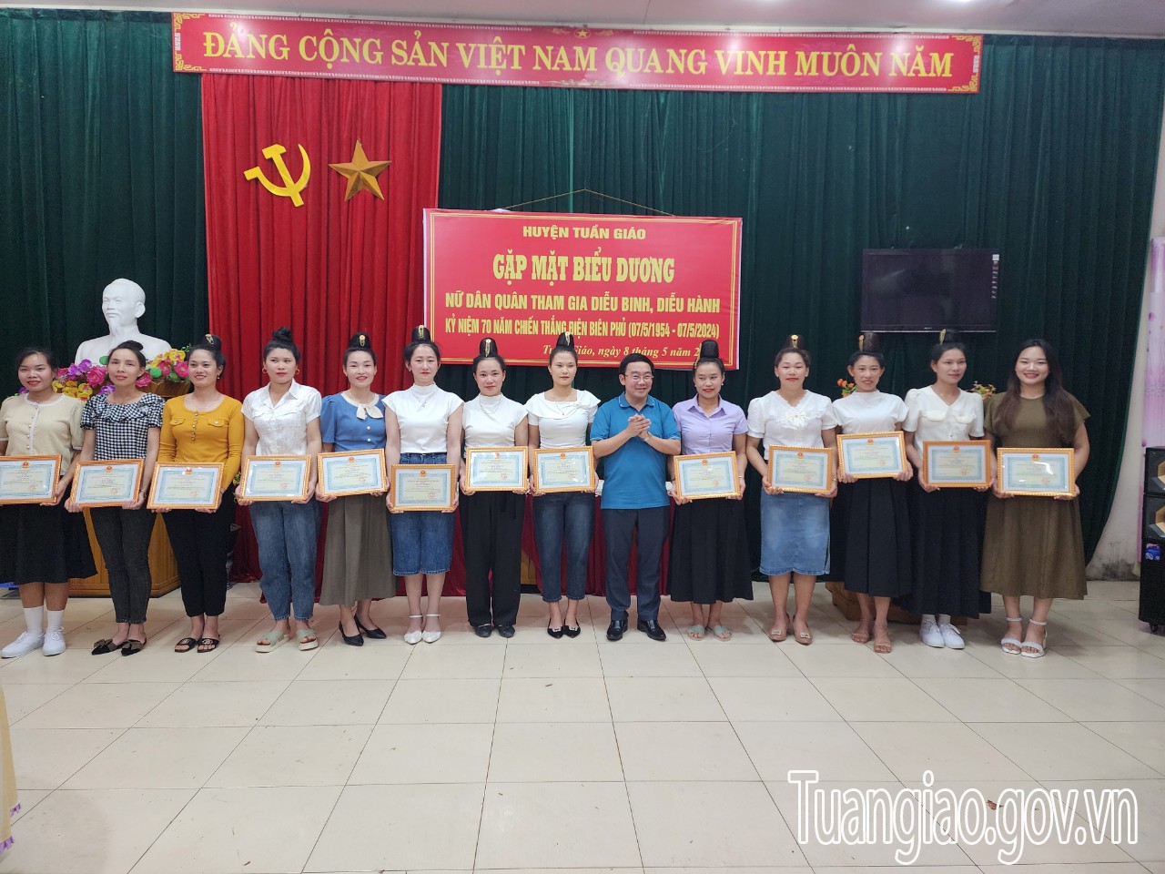 Tuần Giáo gặp mặt biểu dương nữ dân quân tham gia diễu binh, diễu hành kỷ niệm 70 năm Chiến thắng Điện Biên Phủ