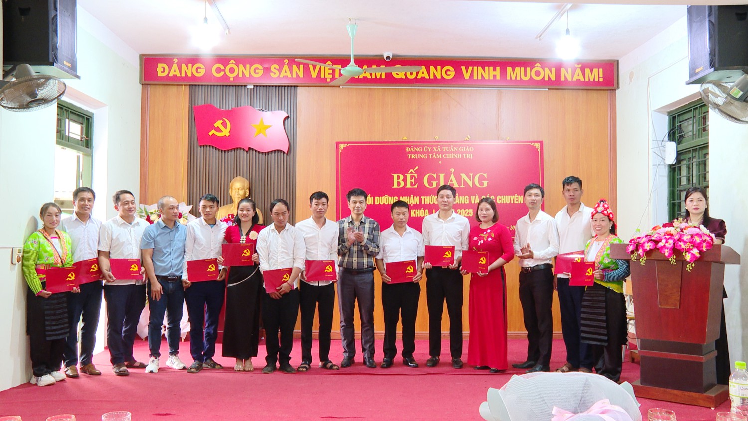 Bế giảng lớp bồi dưỡng nhận thức về Đảng và các chuyên đề, khóa I năm 2025