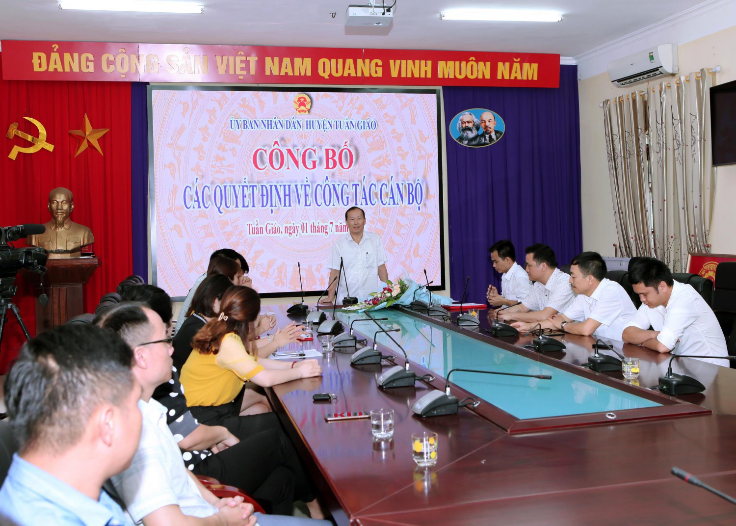 Đ/c Mùa Va Hồ - UVBTV, Phó Chủ tịch UBND huyện Tuần Giáo phát biểu chúc mừng