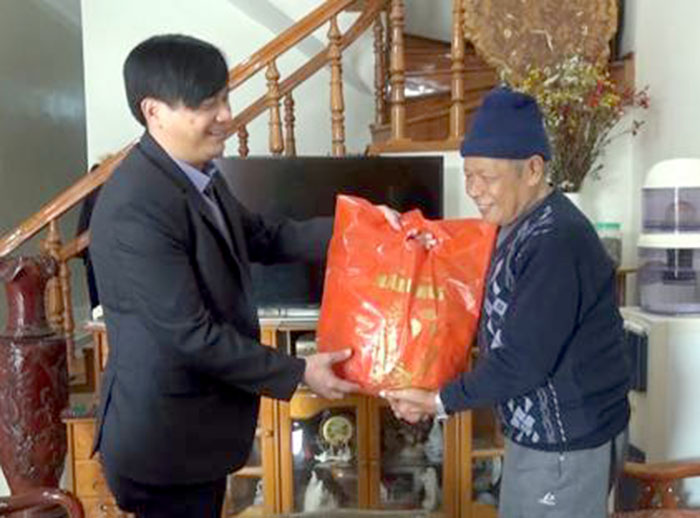 Lãnh đạo huyện Tuần Giáo thăm, tặng quà tết các đồng chí nguyên lãnh đạo huyện