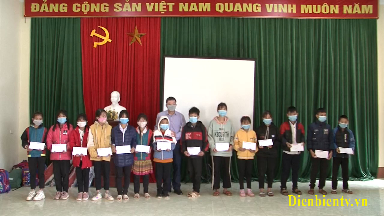 Đài PT&TH Điện Biên trao hàng trăm suất quà Tết tại xã Mường Thín, huyện Tuần Giáo