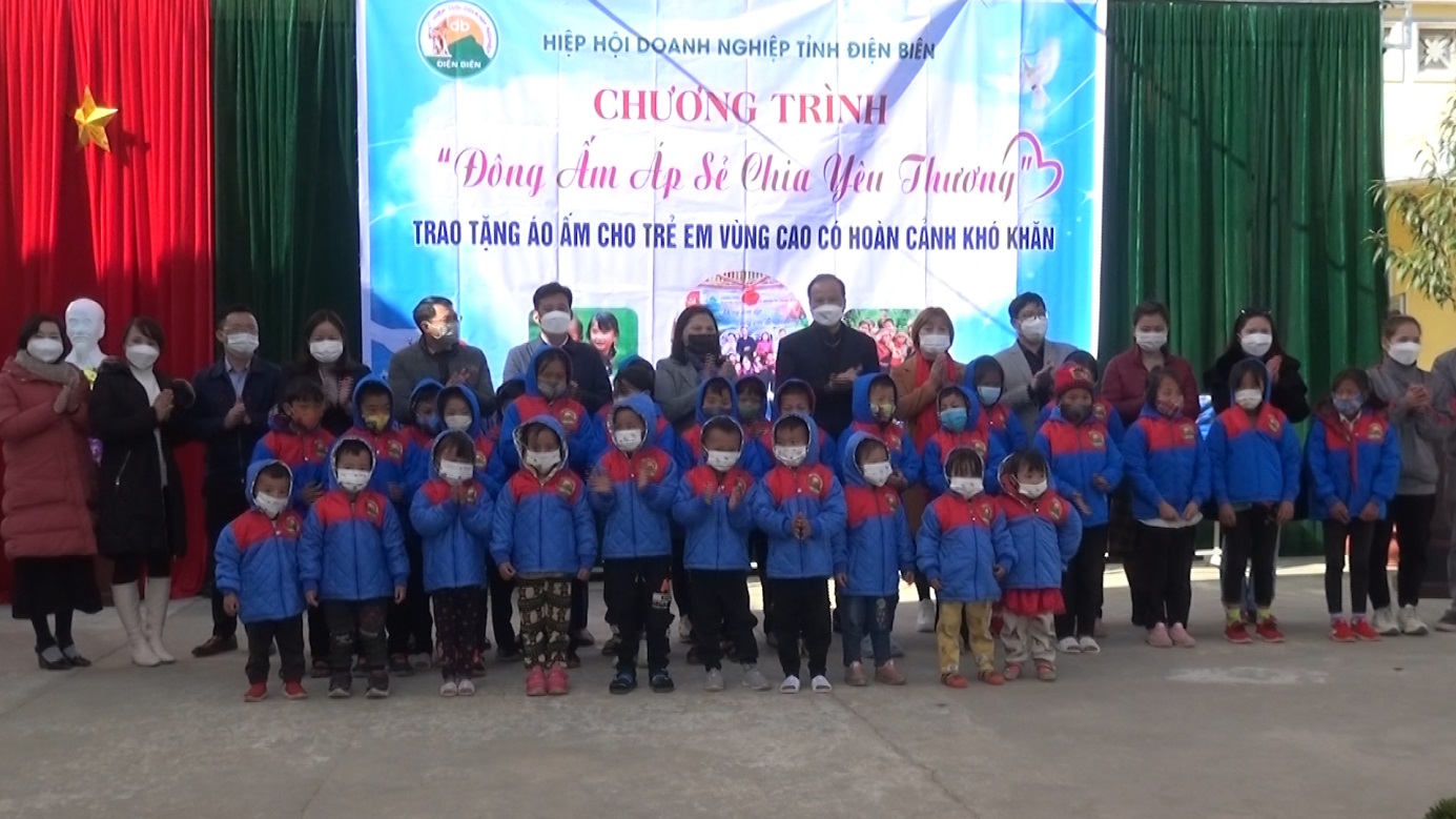 Hội doanh nghiệp tỉnh Điện Biên trao 500 áo cho học sinh nghèo huyện Tuần Giáo