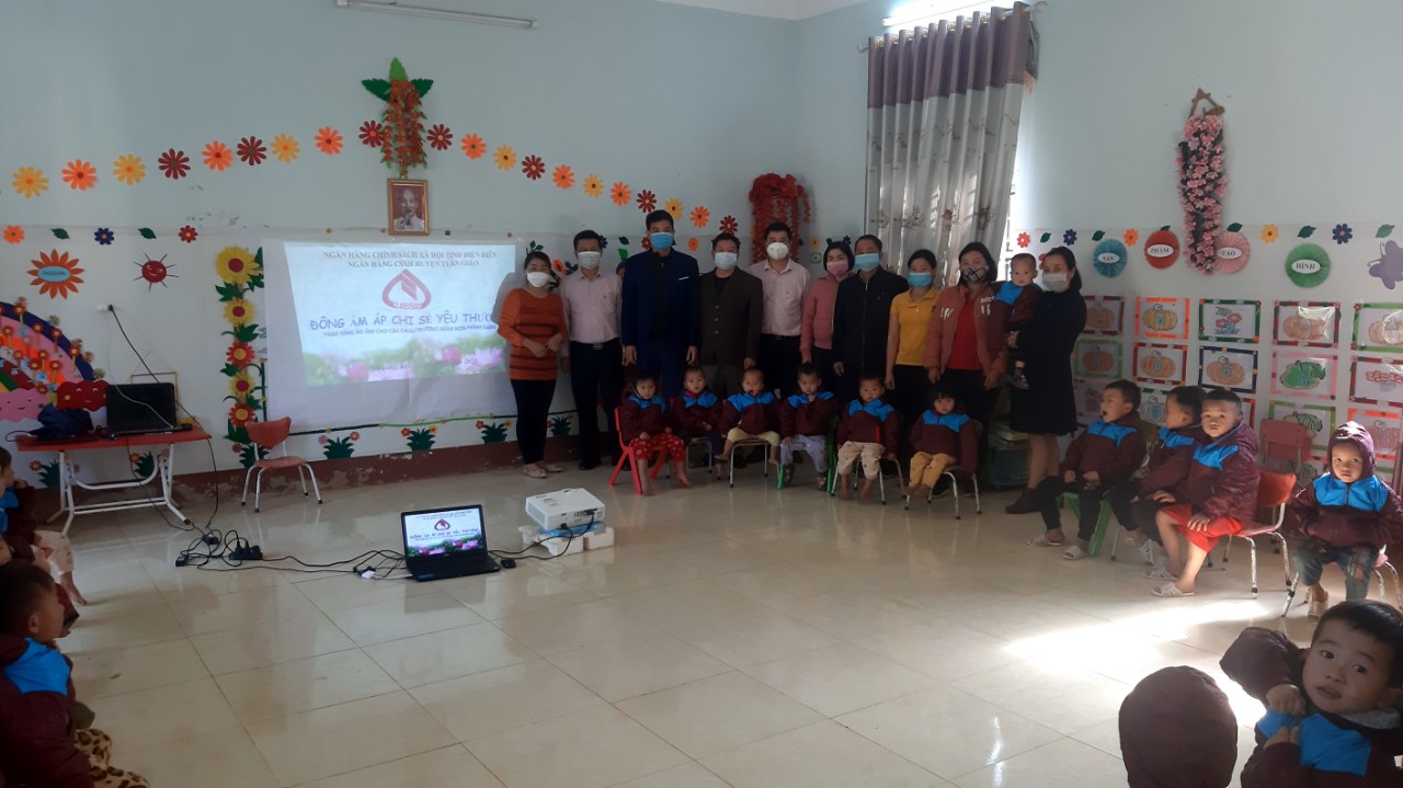 Phòng giao dịch Ngân hàng CSXH huyện Tuần Giáo tặng quà cho học sinh có hoàn cảnh khó khăn tại xã Phình Sáng