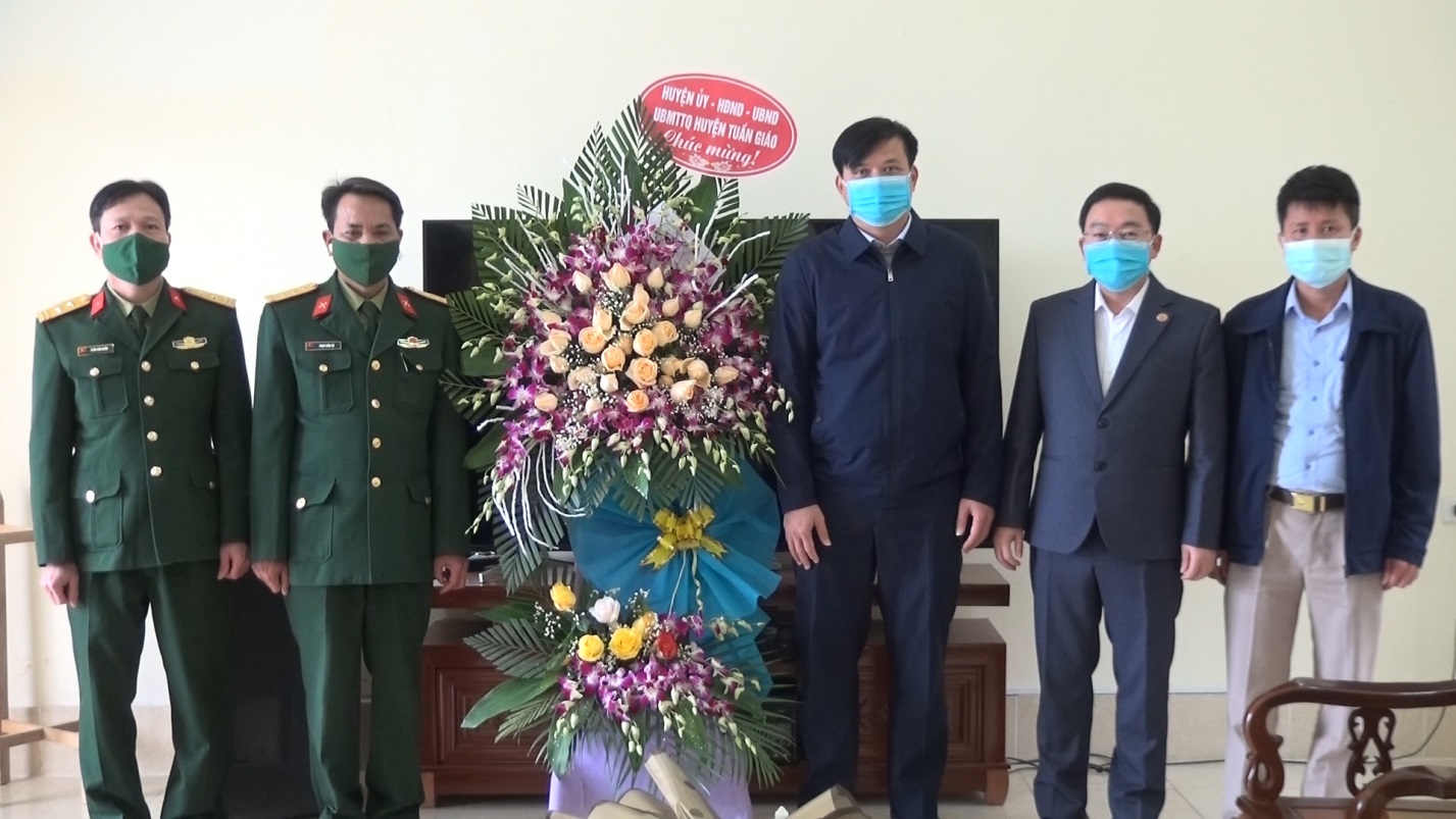 Lãnh đạo Huyện Tuần Giáo chúc mừng Ban CHQS huyện nhân ngày thành lập QĐND Việt Nam