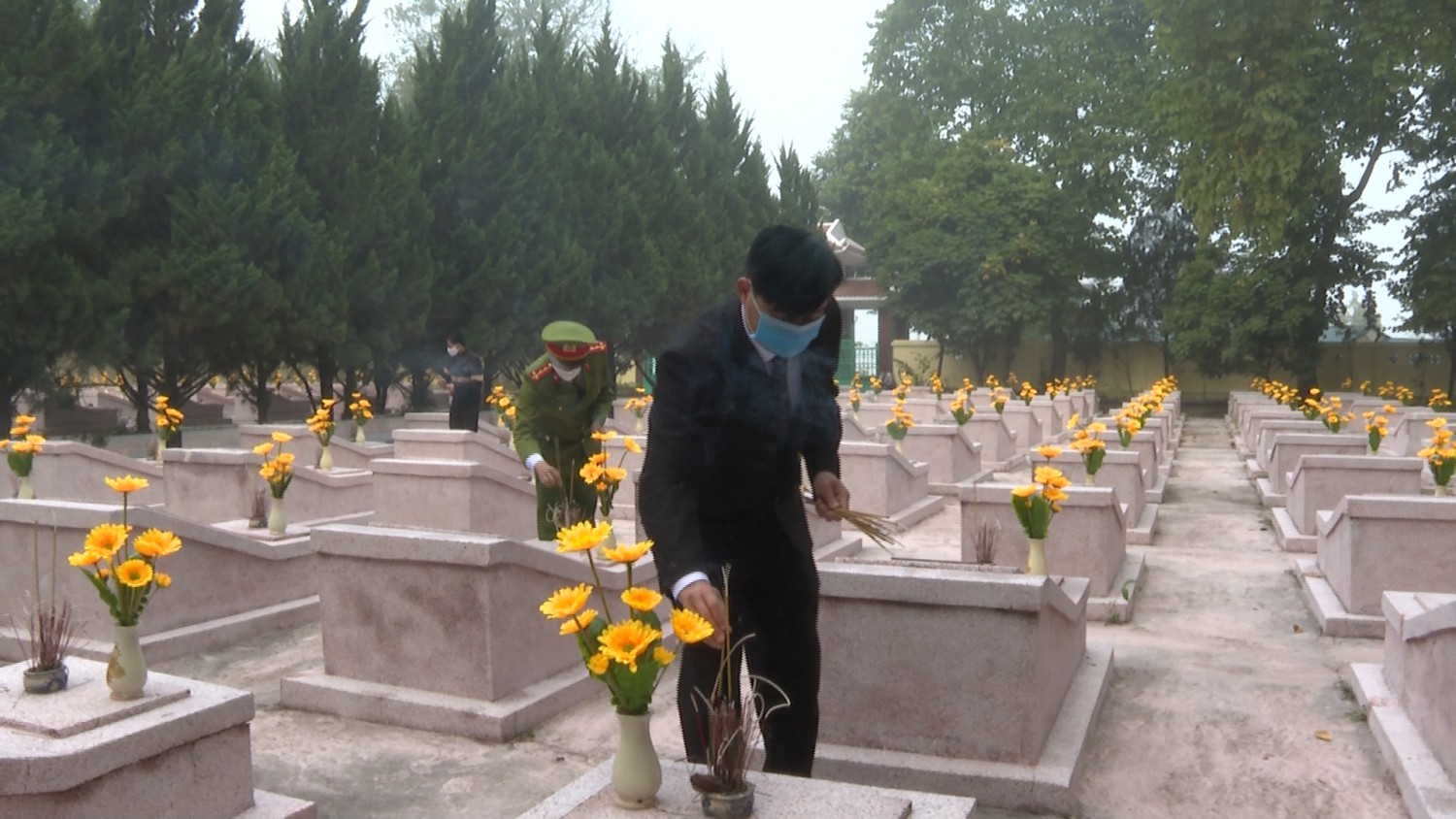 Lãnh đạo Huyện viếng Nghĩa trang liệt sỹ nhân dịp Tết Nguyên đán Nhâm Dần