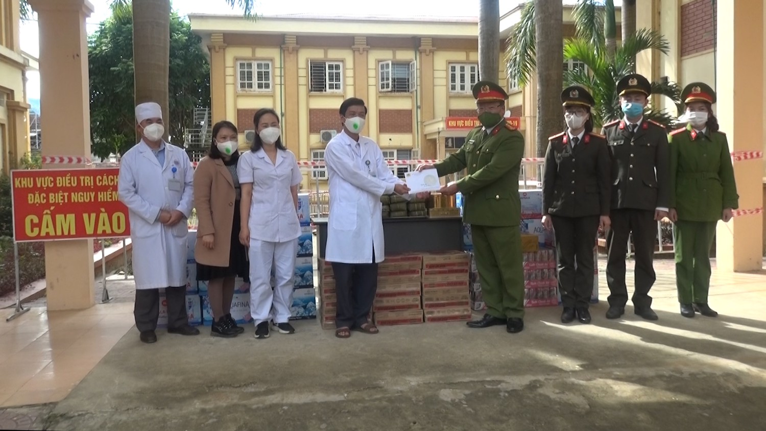 Công an huyện Tuần Giáo tặng quà trung tâm y tế huyện Tuần Giáo