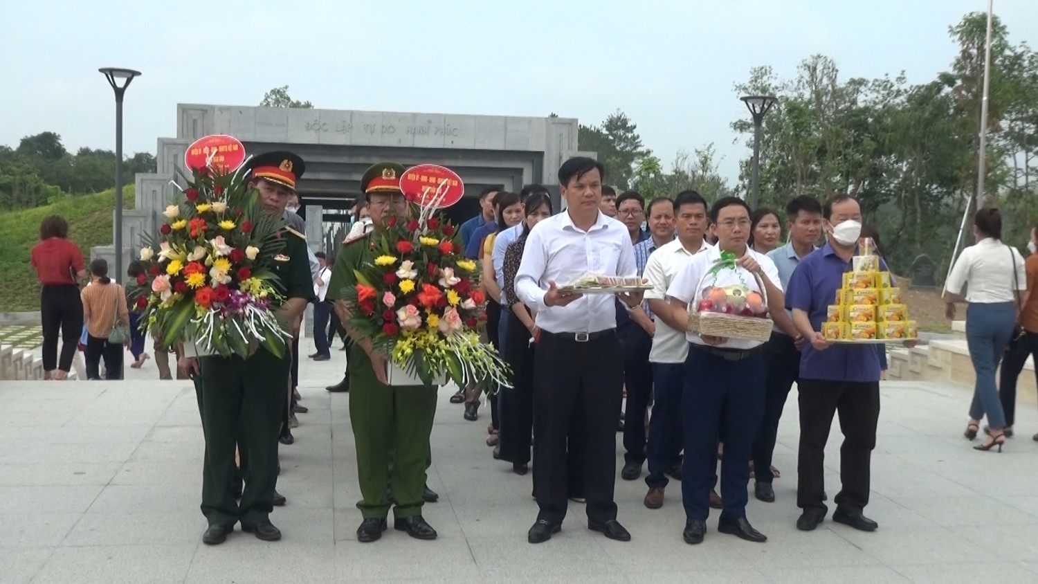 Doàn Lãnh đạo huyện Tuần Giáo dâng hương Đền thờ liệt sĩ tại chiến trường Điện Biên Phủ