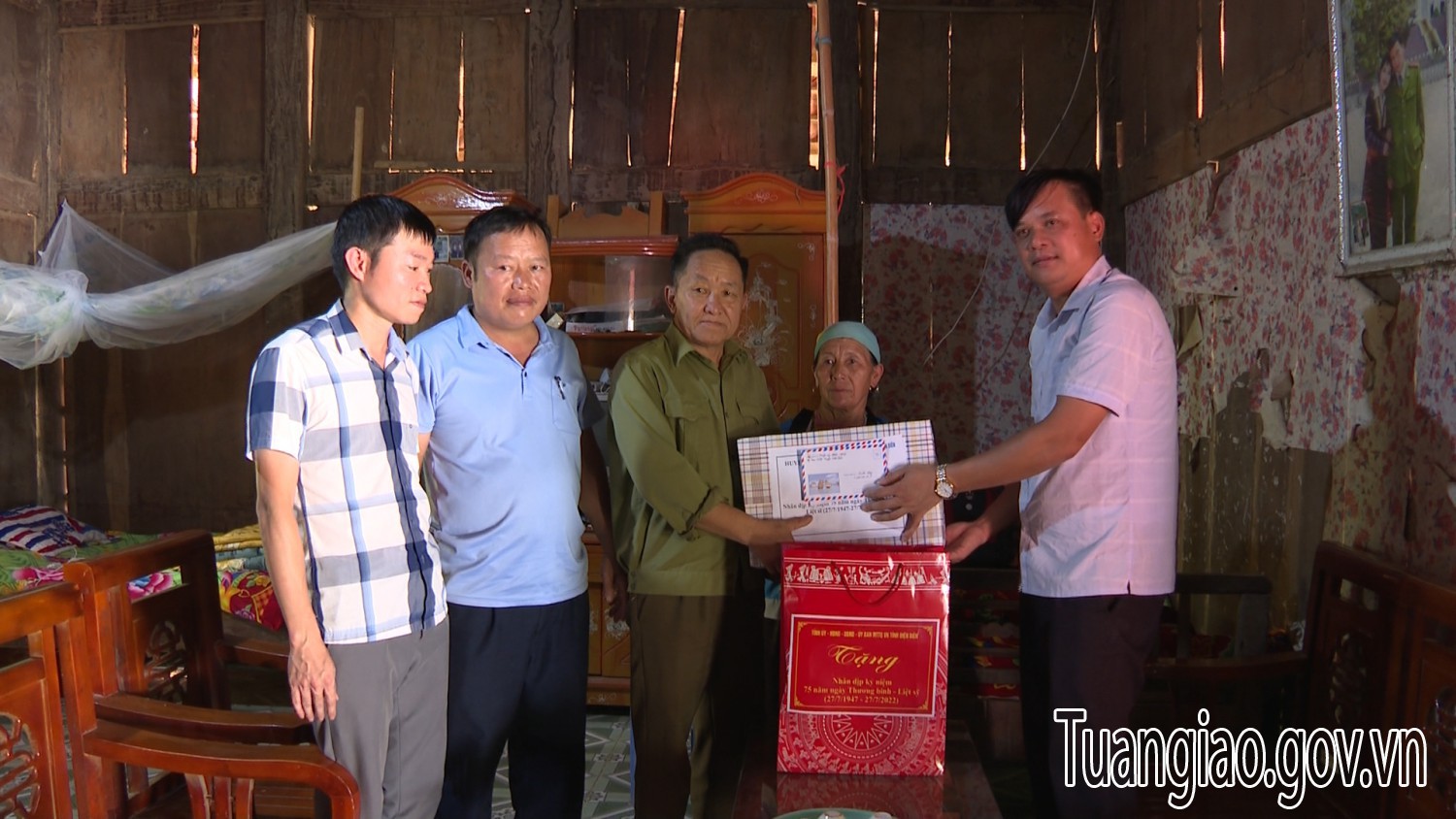Lãnh đạo huyện Tuần Giáo thăm tặng quà các gia đình chính sách