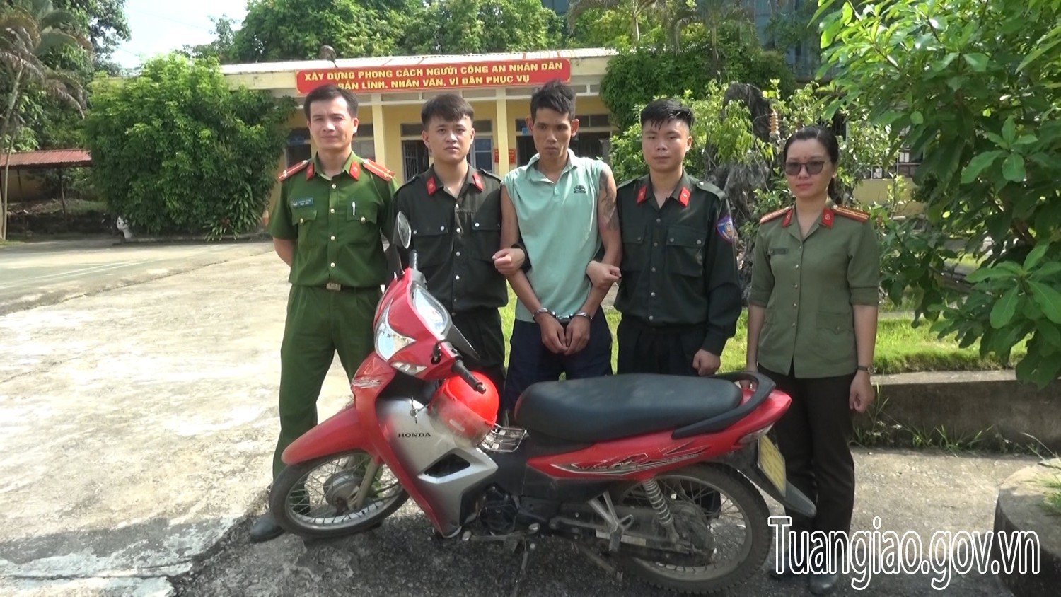 Công an huyện Tuần Giáo bắt giữ đối tượng trộm cắp xe máy