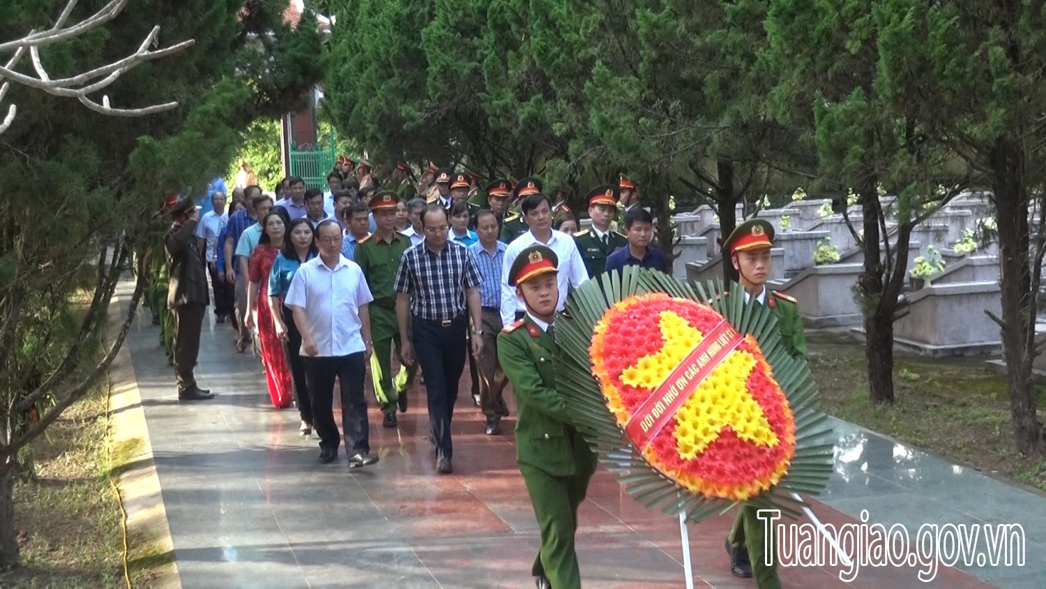 Huyện Tuần Giáo dâng hương tưởng niệm các anh hùng liệt sỹ nhân kỷ niệm 70 năm ngày giải phóng huyện
