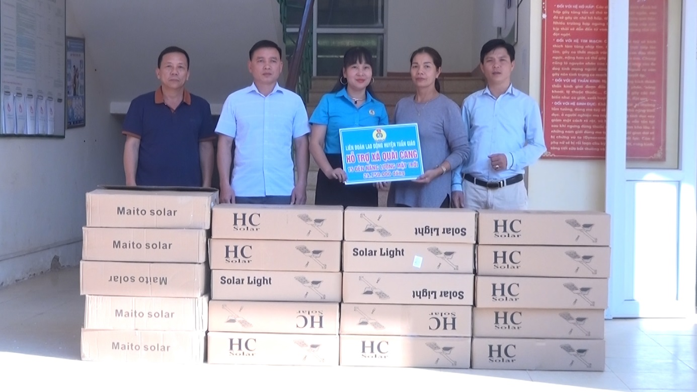 LĐLĐ trao tặng 15 đèn đường năng lượng mặt trời nhân kỷ niệm 70 năm giải phóng huyện Tuần Giáo