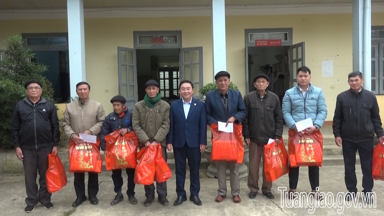 Các đồng chí lãnh đạo huyện Tuần Giáo thăm tặng quà các đồng chí đảng viên 50, 55 và 60 tuổi đảng