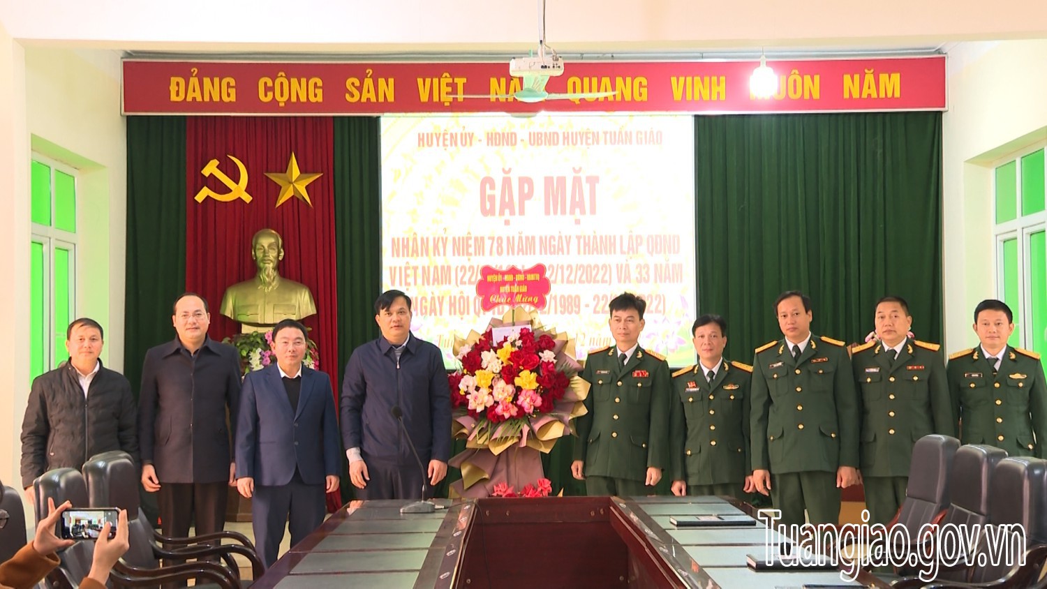 Lãnh đạo Huyện Tuần Giáo chúc mừng Ban CHQS huyện nhân ngày  thành lập QĐND Việt Nam