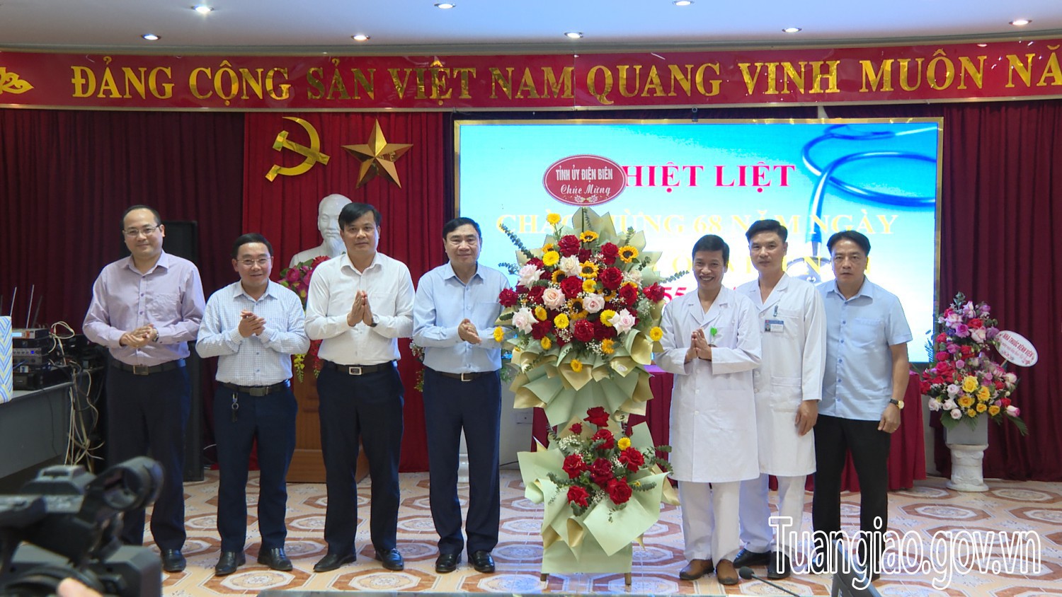 Bí thư Tỉnh ủy Điện Biên thăm Trung tâm y tế huyện Tuần Giáo nhân ngày thầy thuốc Việt Nam