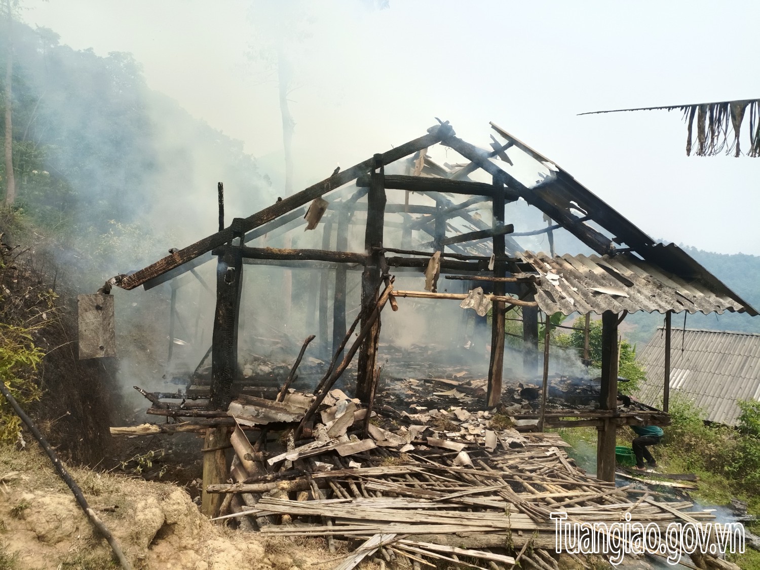 MTTQ huyện Tuần Giáo hỗ trợ gia đình bị hỏa hoạn