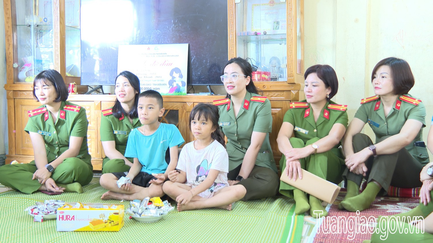 Hội Phụ nữ Công an tỉnh Điện Biên tổ chức thực hiện Chương trình “Mẹ đỡ đầu” tại huyện Tuần Giáo
