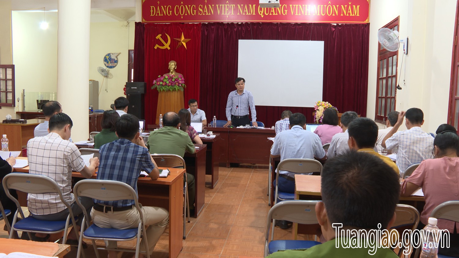 Đồng chí Lò Văn Cương – Bí thư Huyện ủy kiểm tra công tác tổ chức sơ kết giữa nhiệm kỳ tại Đảng ủy Thị Trấn