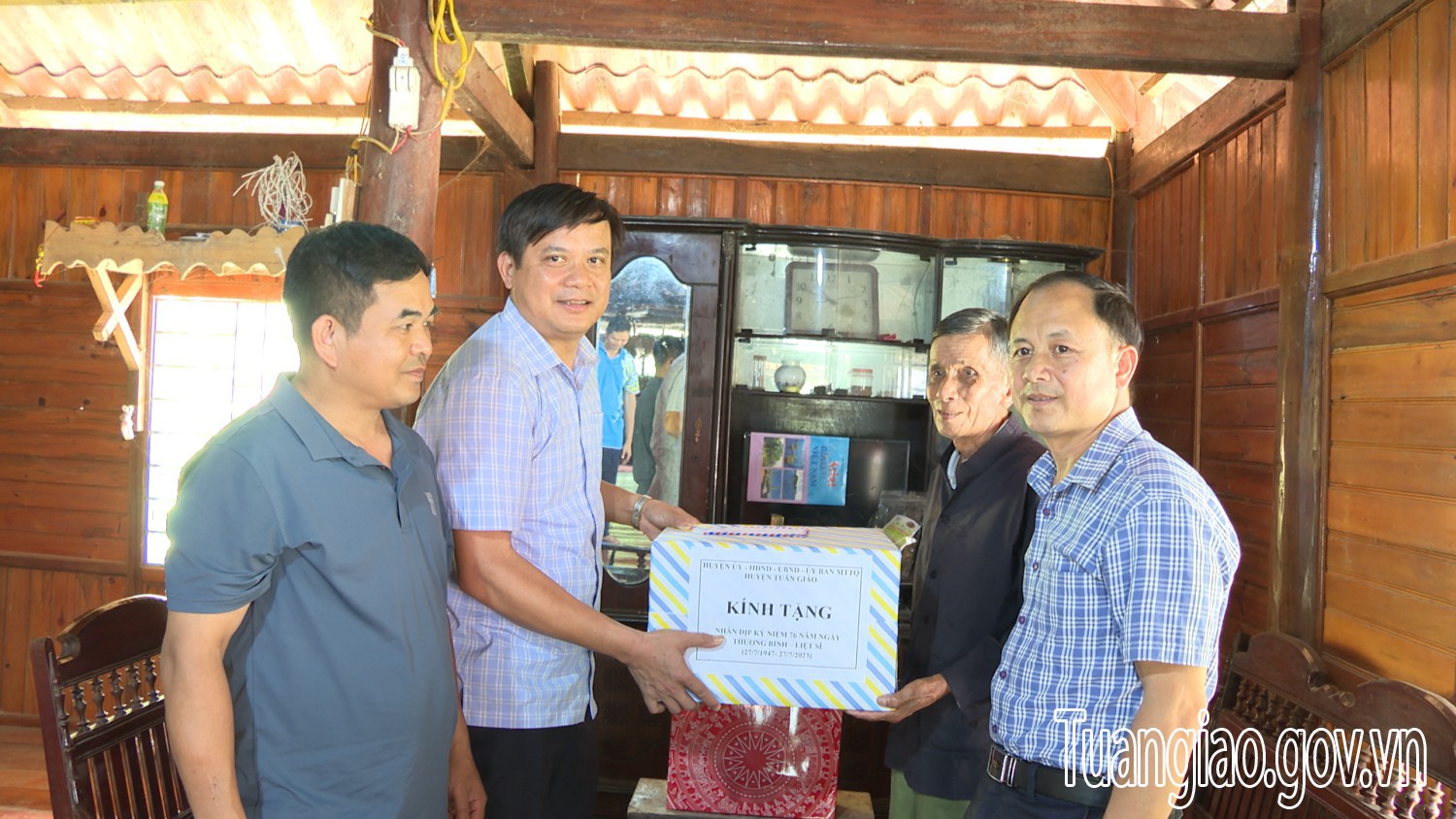 Lãnh đạo huyện thăm tặng quà các gia đình chính sách nhân ngày Thương binh - Liệt sĩ (27-7)