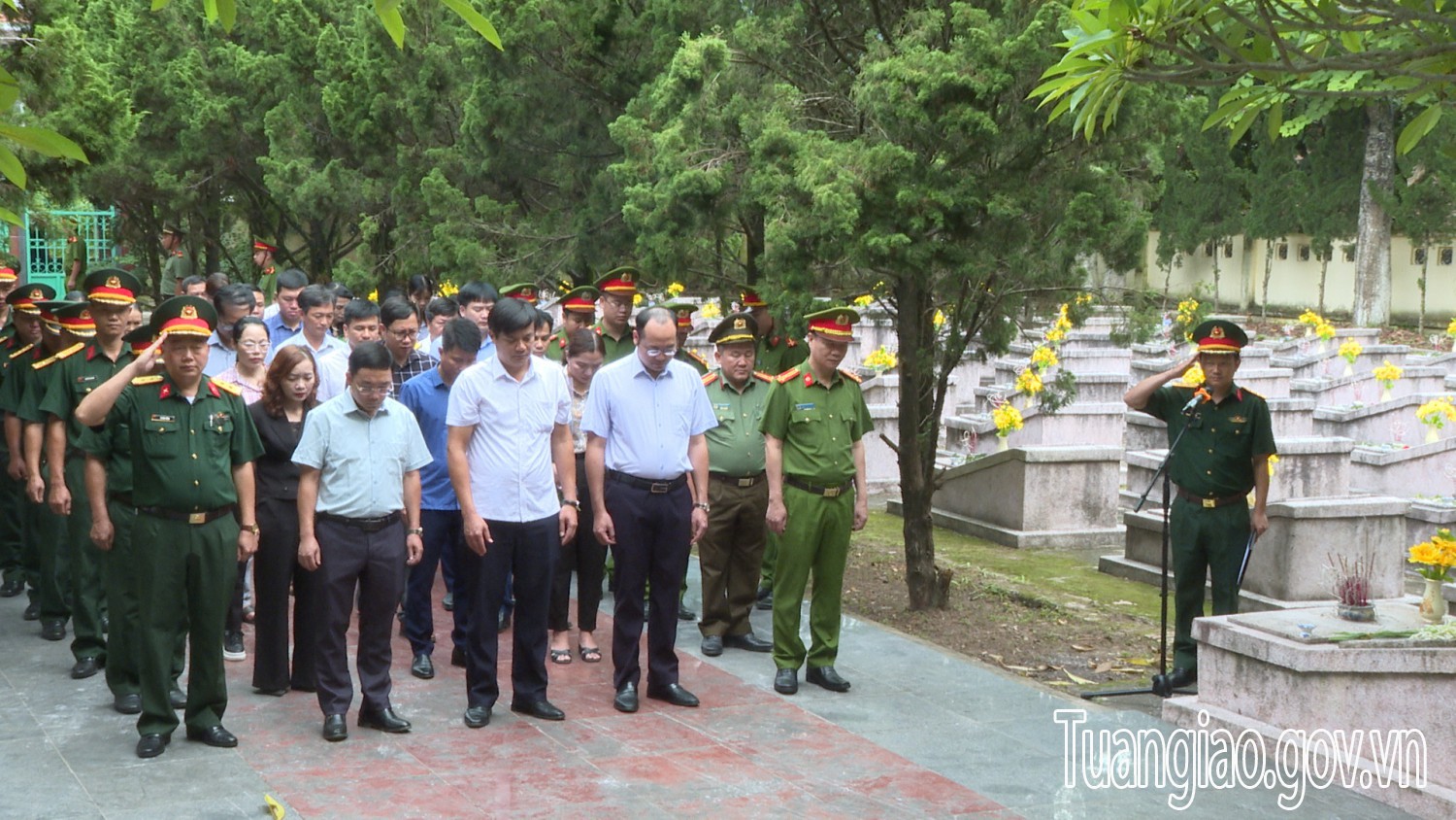 Lãnh đạo huyện dâng hương, viếng Nghĩa trang liệt sỹ nhân kỷ niệm 76 năm ngày Thương binh liệt sĩ
