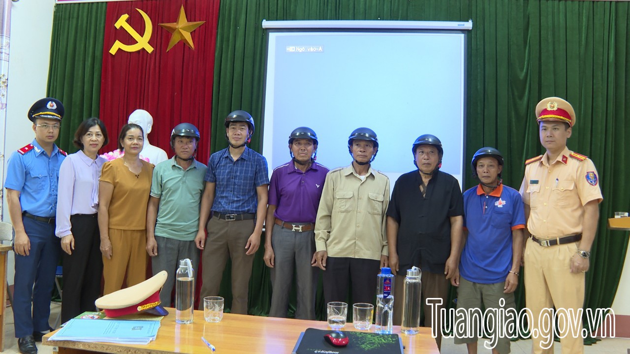 Ban ATGT tỉnh Điện Biên tuyên truyền, phổ biến pháp luật giáo dục về an toàn giao thông tại xã Quài Nưa, Quài Cang huyện Tuần Giáo